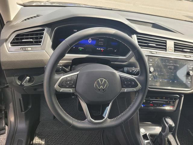 Used 2023 Volkswagen Tiguan SE w/ Panoramic Sunroof Package FWD image 31