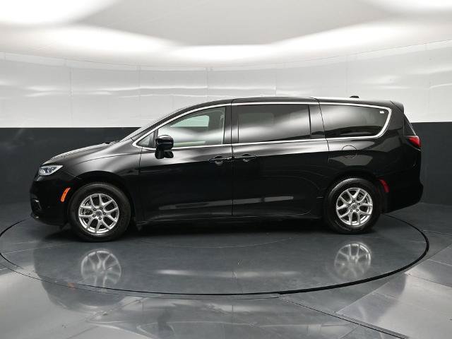 Used 2024 Chrysler Pacifica Touring-L FWD image 8