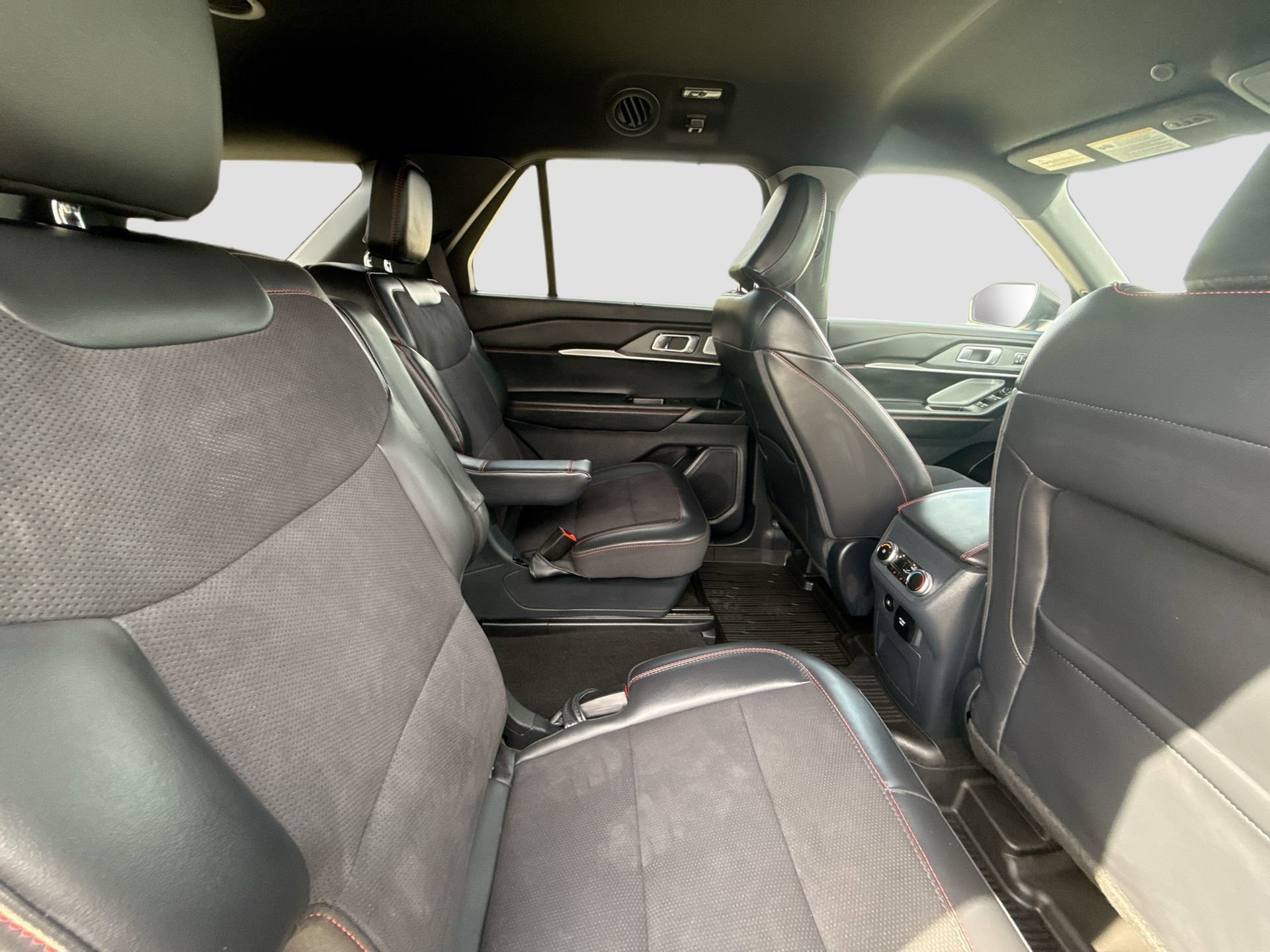 Certified 2025 Ford Explorer ST image 31