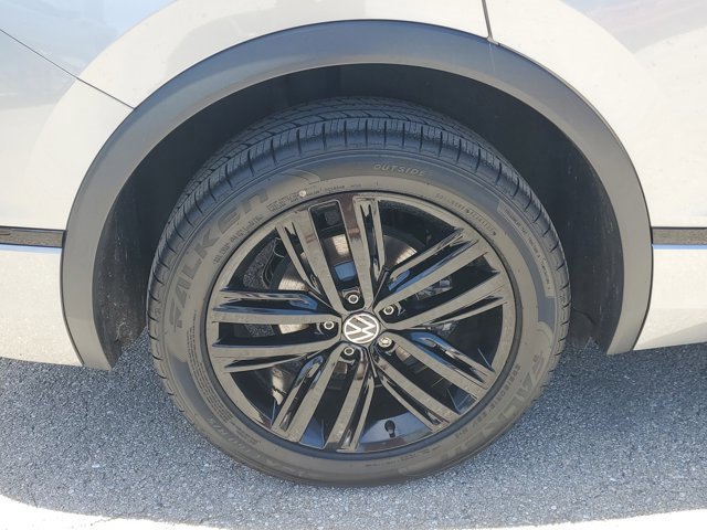 Used 2022 Volkswagen Tiguan SE R-Line image 10