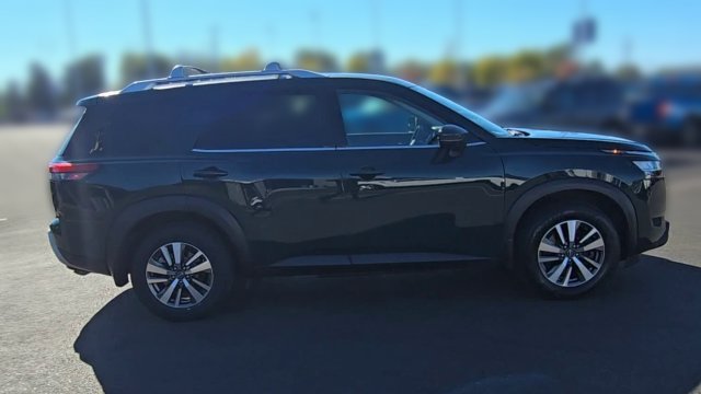 Used 2024 Nissan Pathfinder SL AWD/4WD image 2