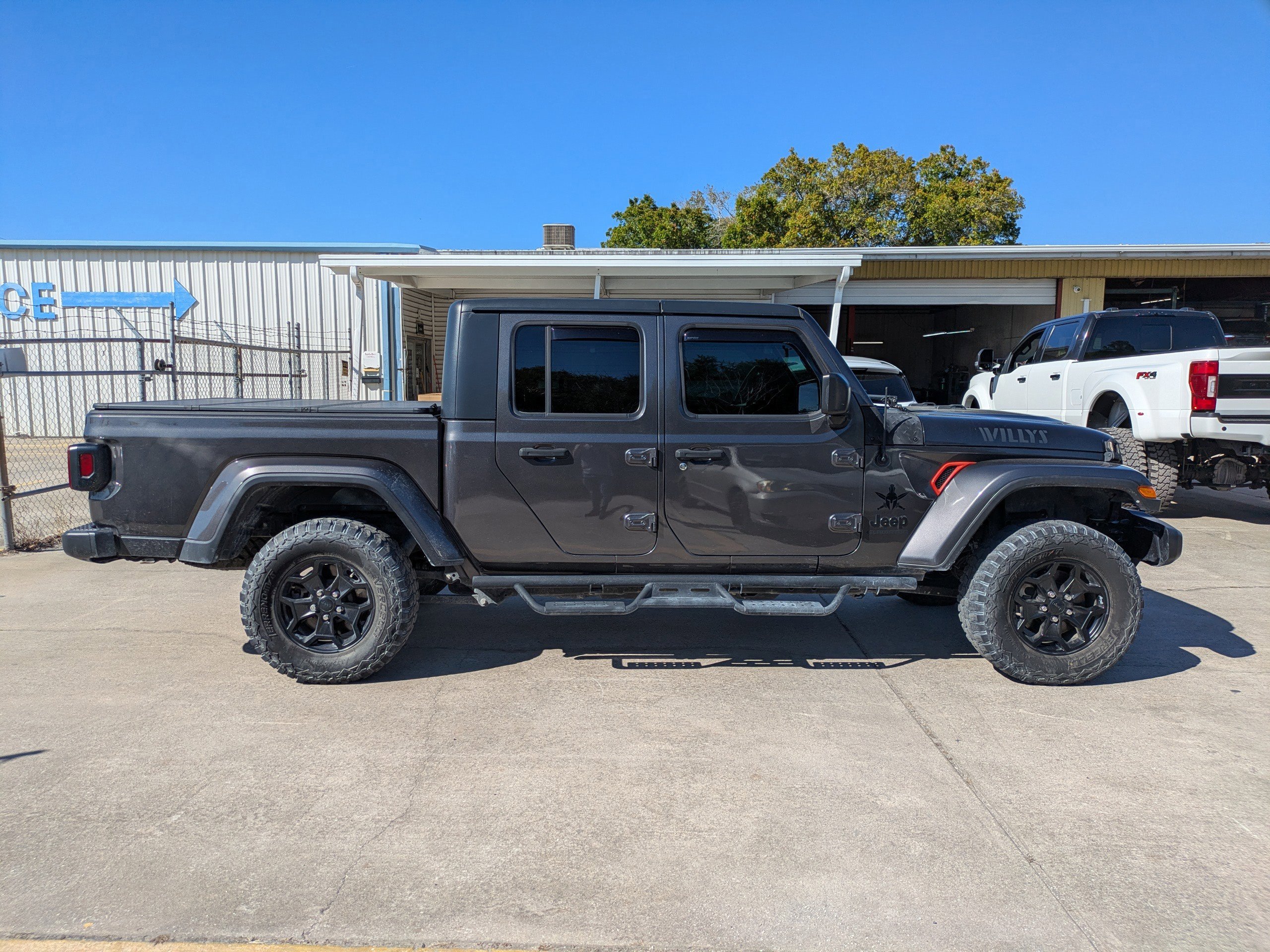 Used 2021 Jeep Gladiator Willys image 6