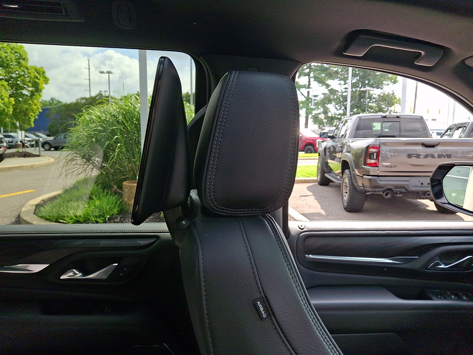 Used 2024 GMC Yukon Denali w/ Denali Reserve Package AWD/4WD image 12