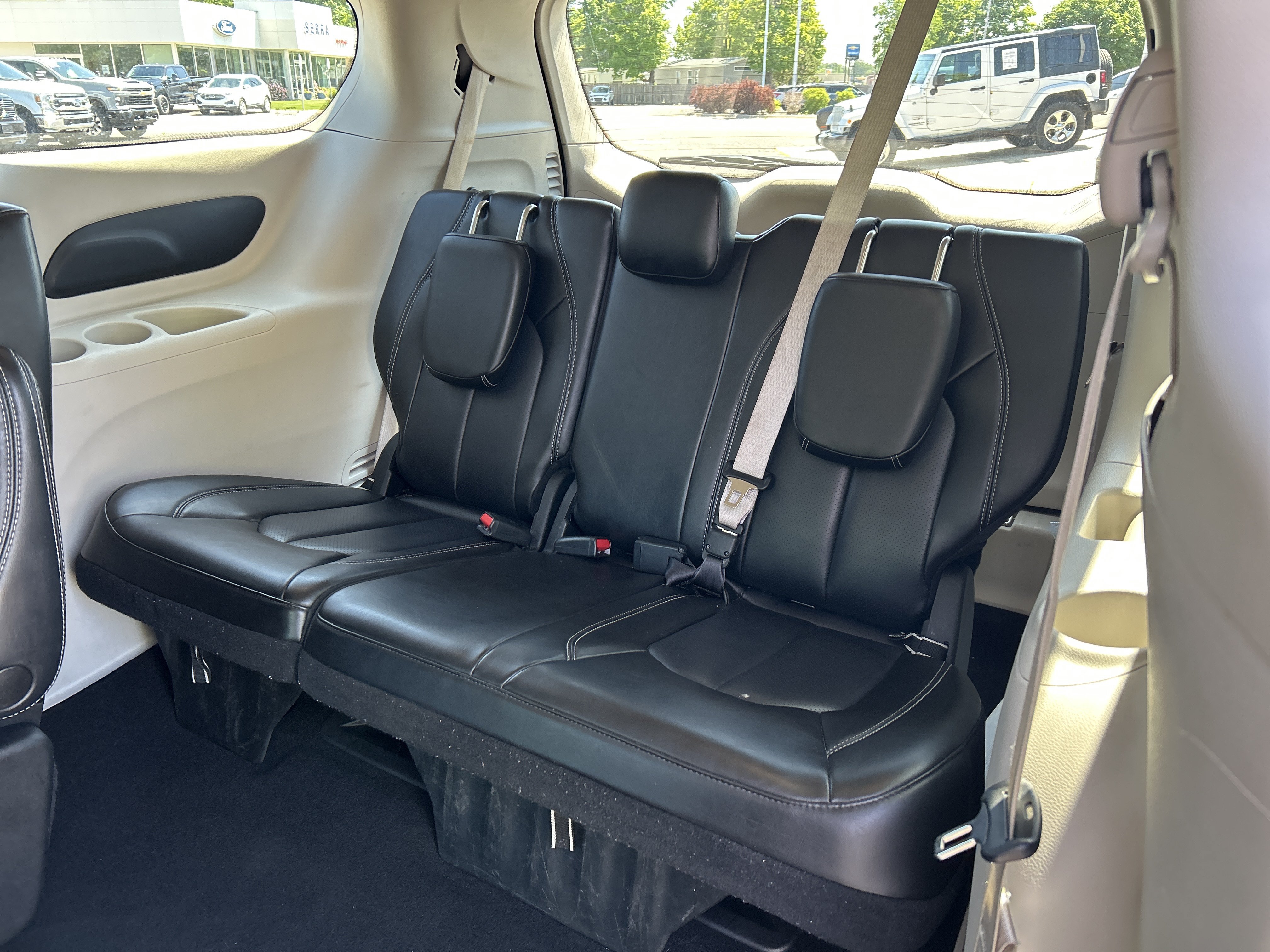 Used 2023 Chrysler Pacifica Touring-L FWD image 11