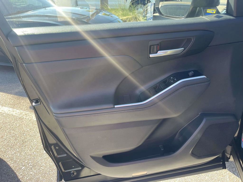 Used 2023 Toyota Highlander XLE image 19