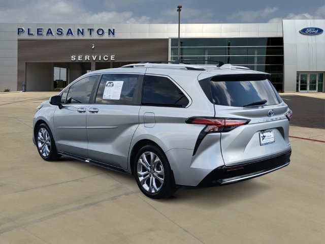 Used 2024 Toyota Sienna Platinum FWD image 3