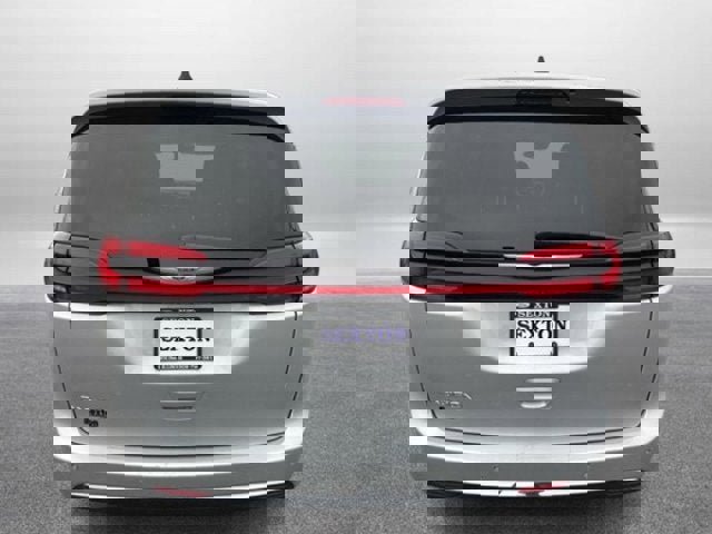 Used 2024 Chrysler Pacifica Touring-L image 4