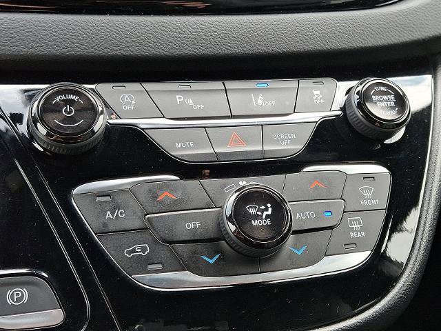 Used 2025 Chrysler Pacifica Select image 16