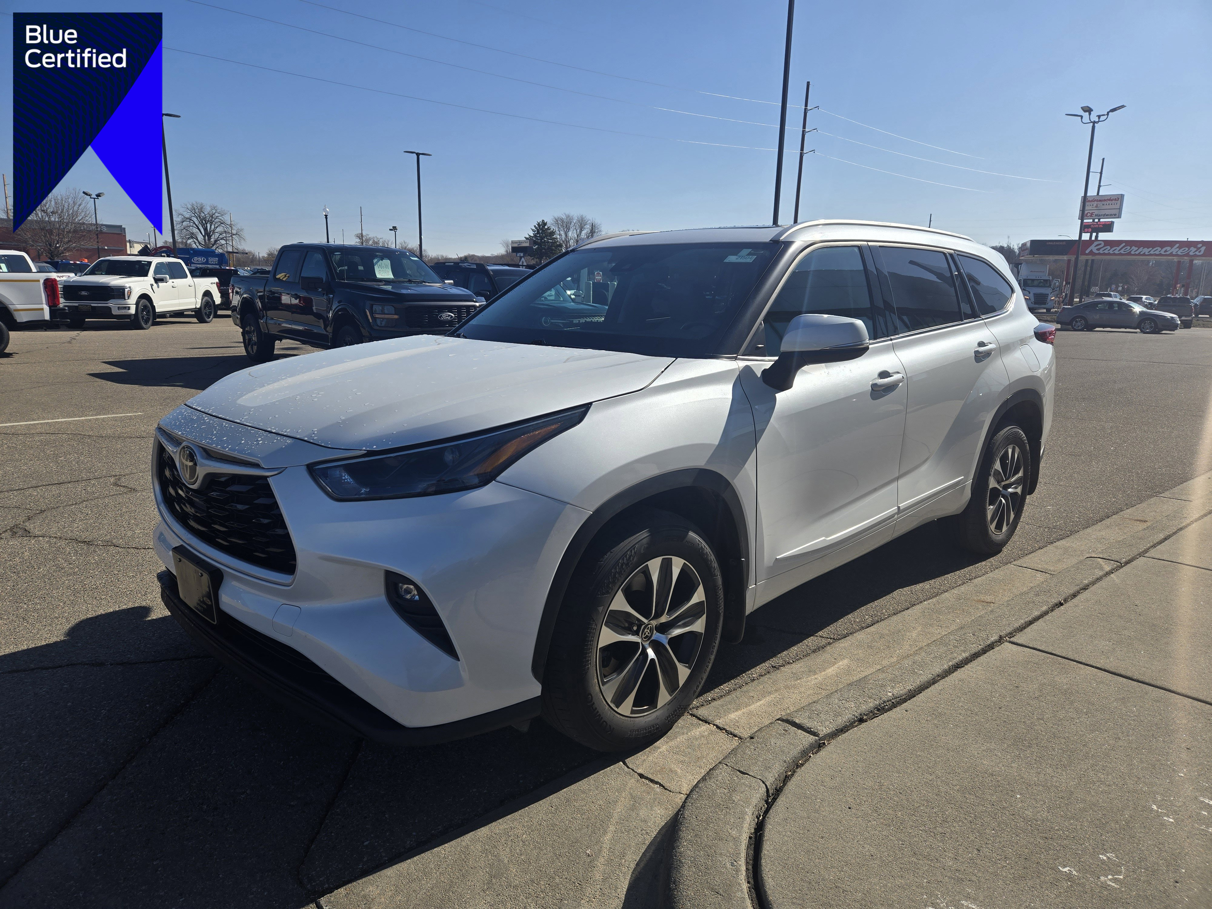 Used 2022 Toyota Highlander XLE AWD/4WD image 1