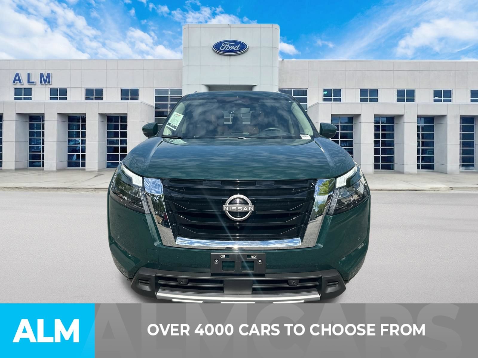 Used 2025 Nissan Pathfinder Platinum FWD image 2