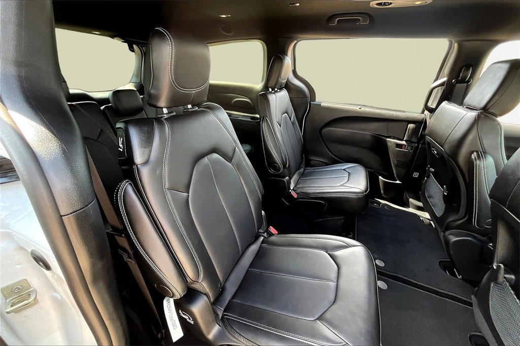 Used 2025 Chrysler Pacifica Select image 27