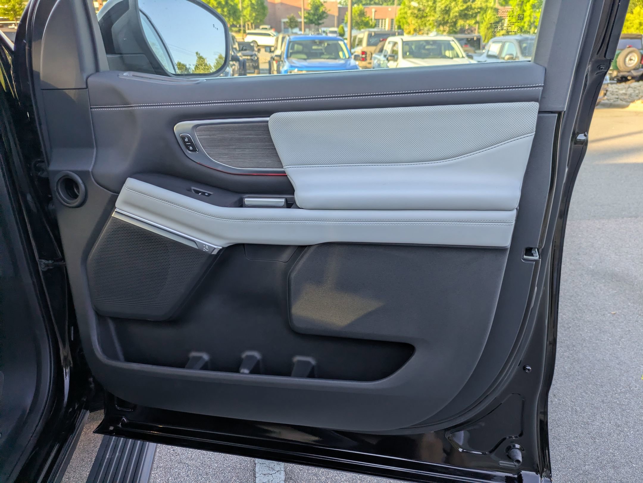 Certified 2025 Ford Expedition Platinum w/ Platinum Ultimate Package AWD/4WD image 39