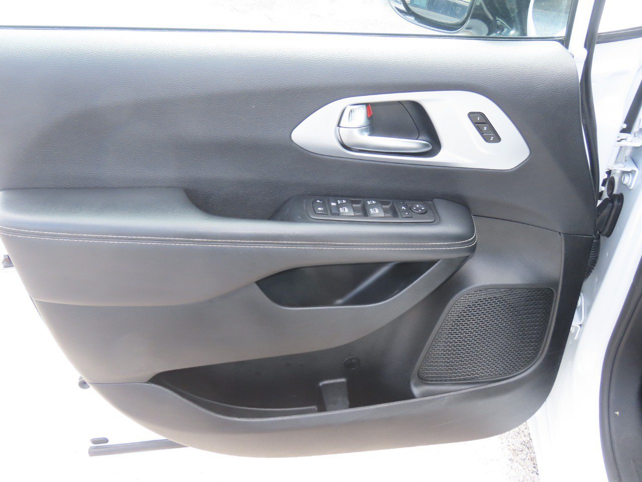 Used 2025 Chrysler Pacifica Limited FWD image 23