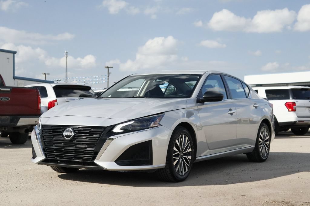 Used 2024 Nissan Altima 2.5 SV FWD image 2