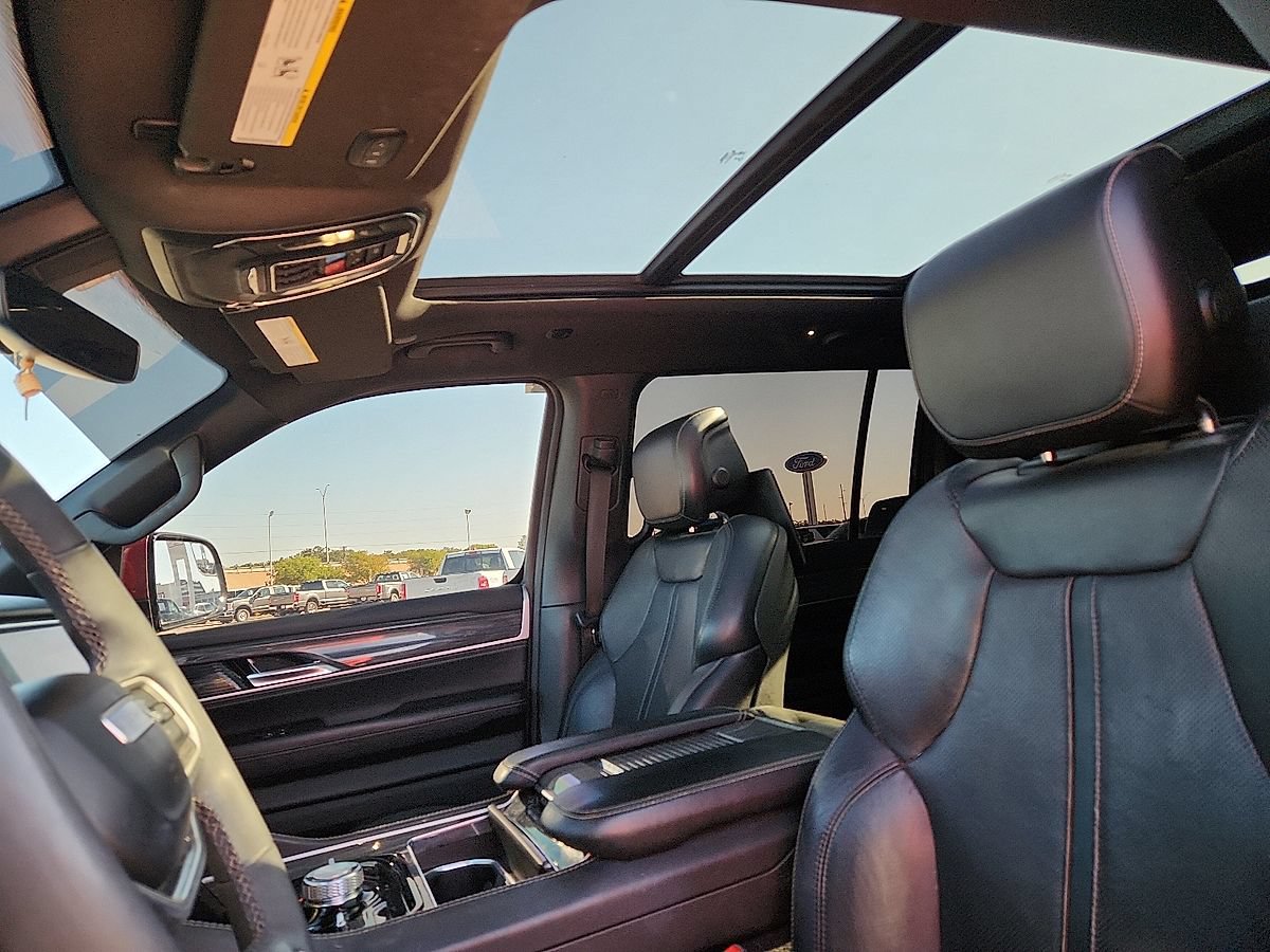 Used 2022 Jeep Wagoneer Series III w/ Premium Group I AWD/4WD image 7
