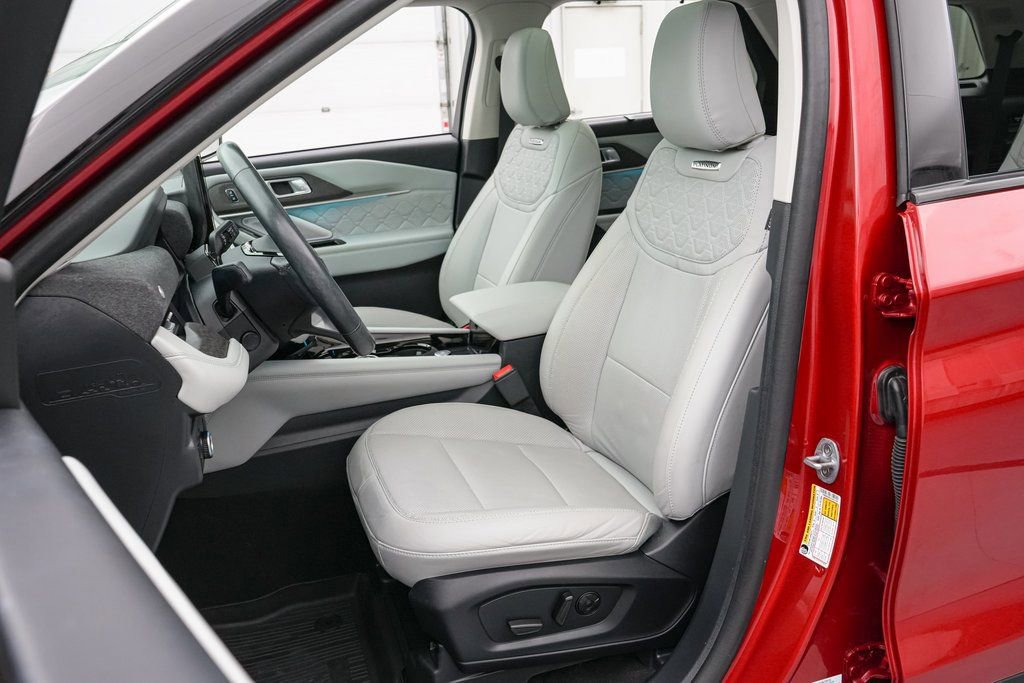 Certified 2025 Ford Explorer Platinum w/ Ultimate Package image 11