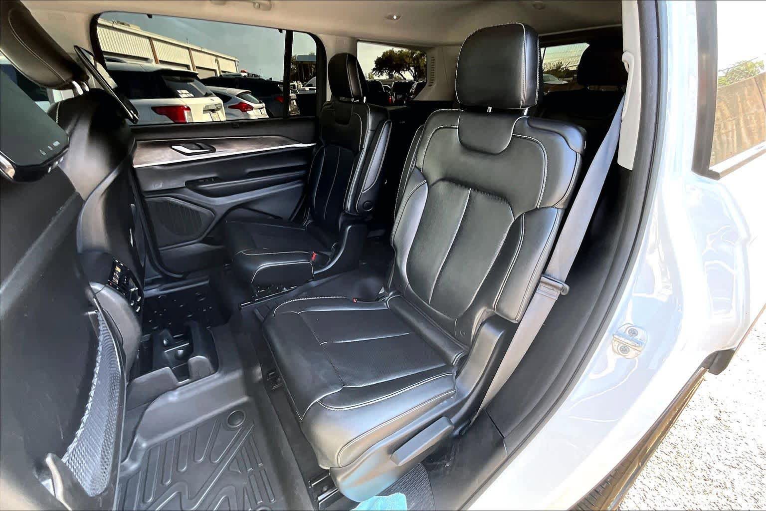 Used 2023 Jeep Grand Cherokee L Limited w/ Luxury Tech Group II RWD image 21