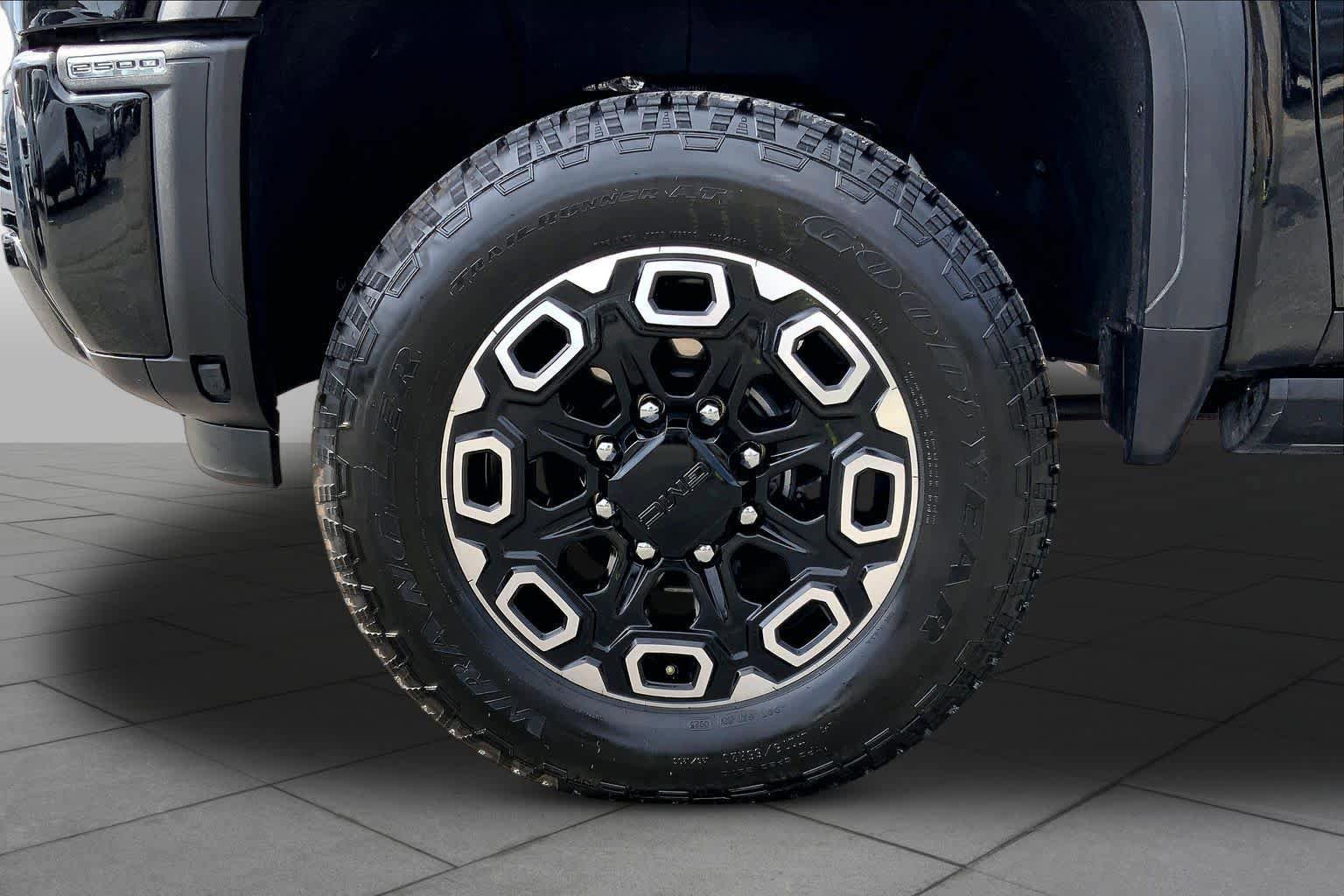 Used 2024 GMC Sierra 2500 AT4 w/ AT4 Premium Plus Package AWD/4WD image 11