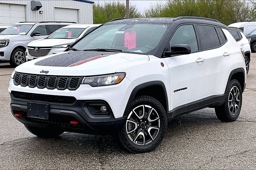 Used 2025 Jeep Compass Trailhawk AWD/4WD image 2