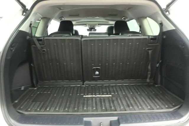 Used 2021 Toyota Highlander XLE AWD/4WD image 23