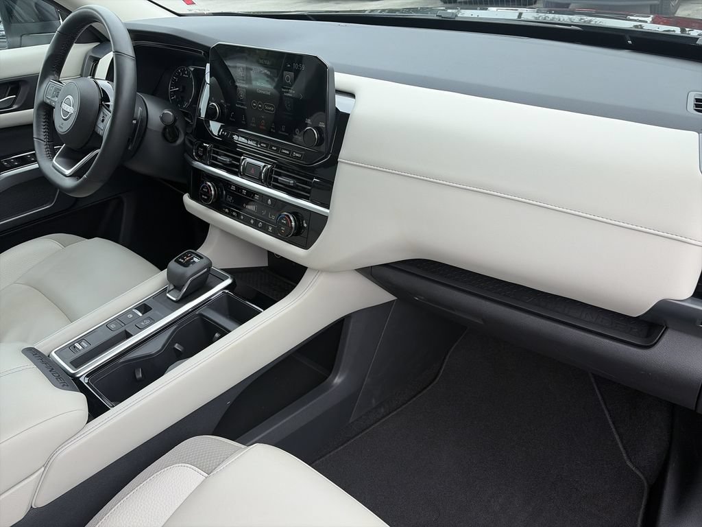 Used 2025 Nissan Pathfinder SL FWD image 34