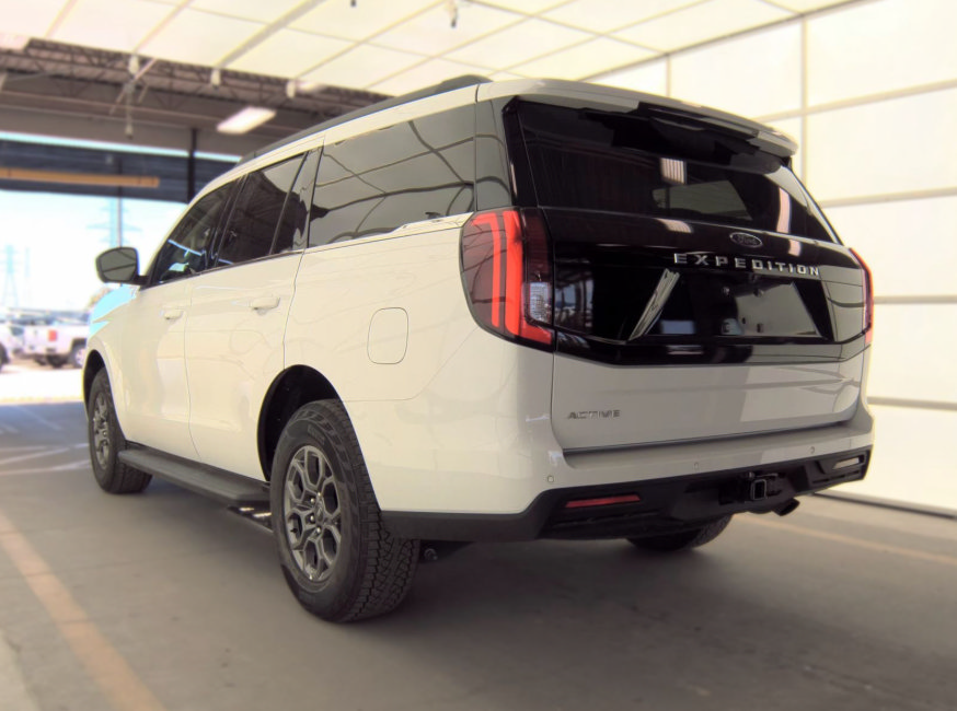 Certified 2025 Ford Expedition Active RWD image 3