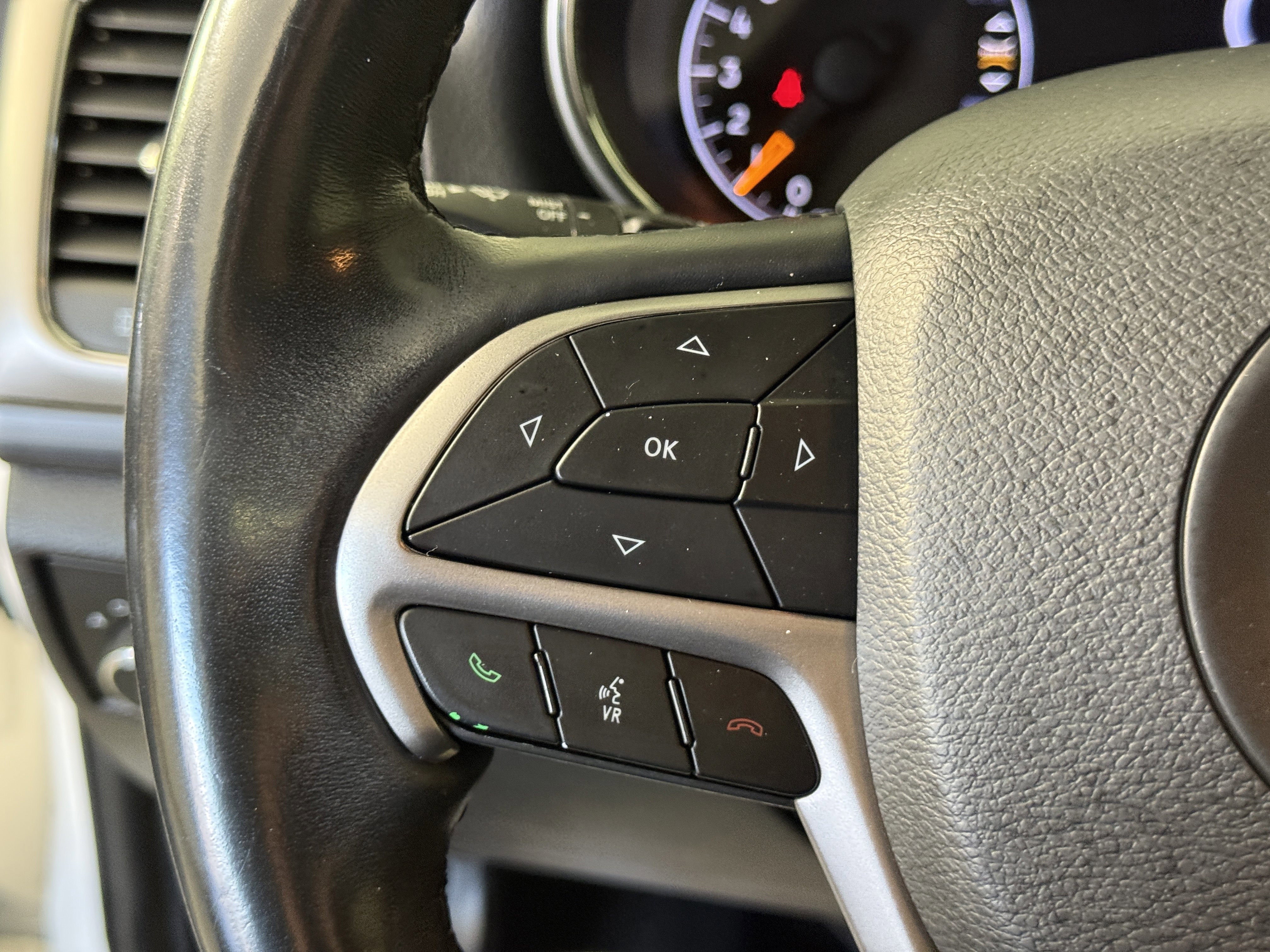 Used 2020 Jeep Grand Cherokee Altitude image 24