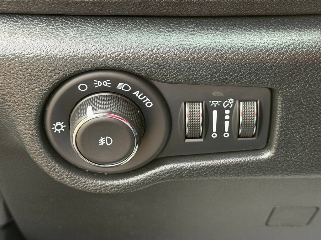 Used 2025 Chrysler Pacifica Select FWD image 14