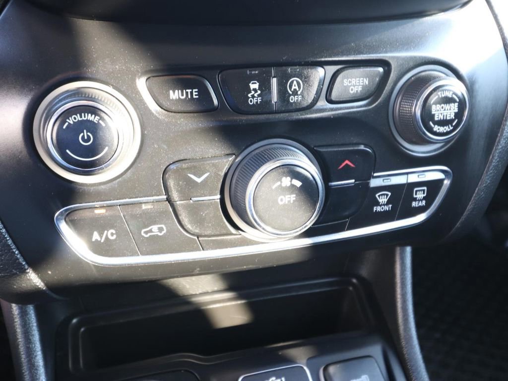 Used 2020 Jeep Cherokee Latitude Plus w/ Cold Weather Group image 22