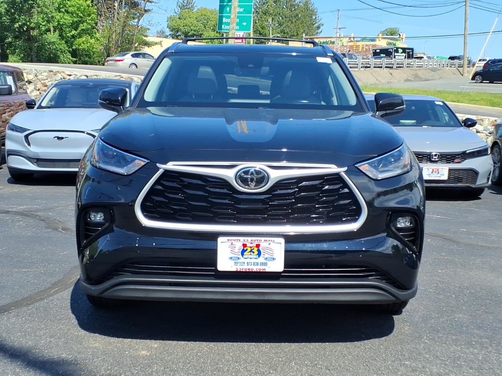 Used 2021 Toyota Highlander XLE AWD/4WD image 2