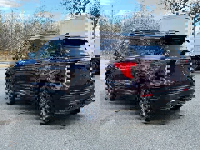 Certified 2022 Ford Explorer XLT w/ Equipment Group 202A image 3