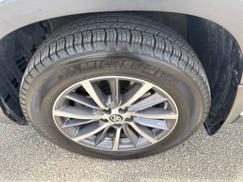 Used 2019 Toyota Highlander XLE AWD/4WD image 12