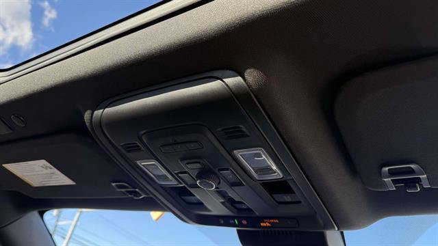 Used 2023 Chevrolet Tahoe Premier AWD/4WD image 23