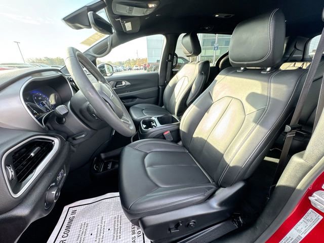 Used 2025 Chrysler Pacifica Select image 12