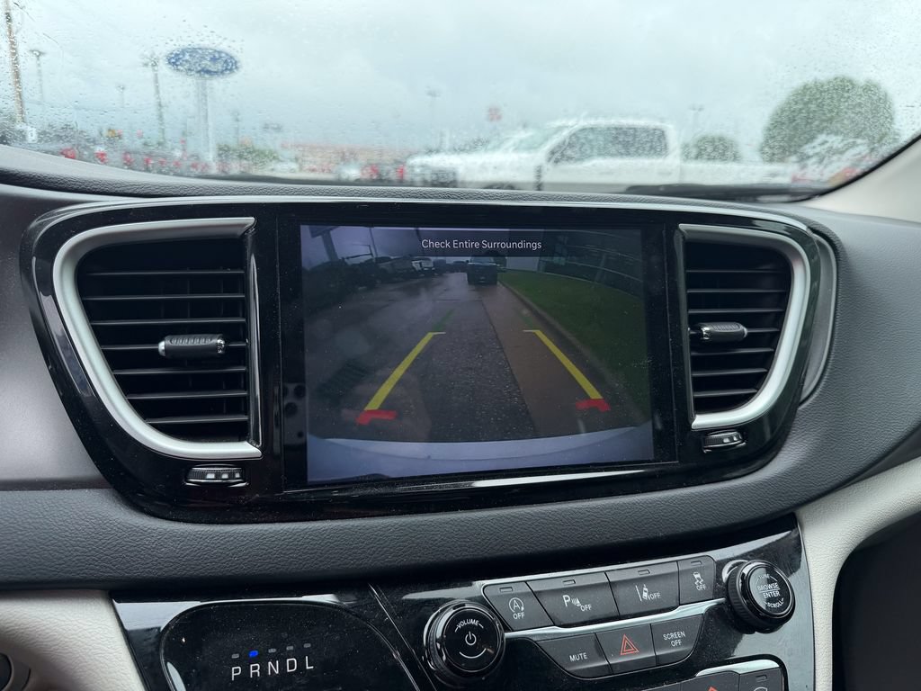 Used 2024 Chrysler Pacifica Touring-L FWD image 26
