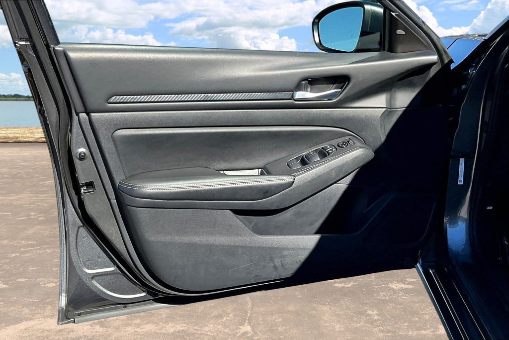 Used 2025 Nissan Altima 2.5 SV FWD image 22