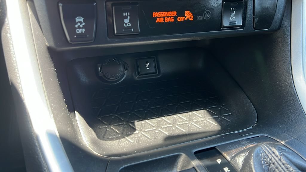 Used 2021 Toyota RAV4 XLE w/ Convenience Package AWD/4WD image 16