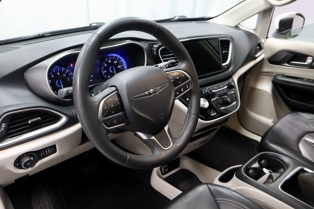 Used 2023 Chrysler Pacifica Touring-L image 26