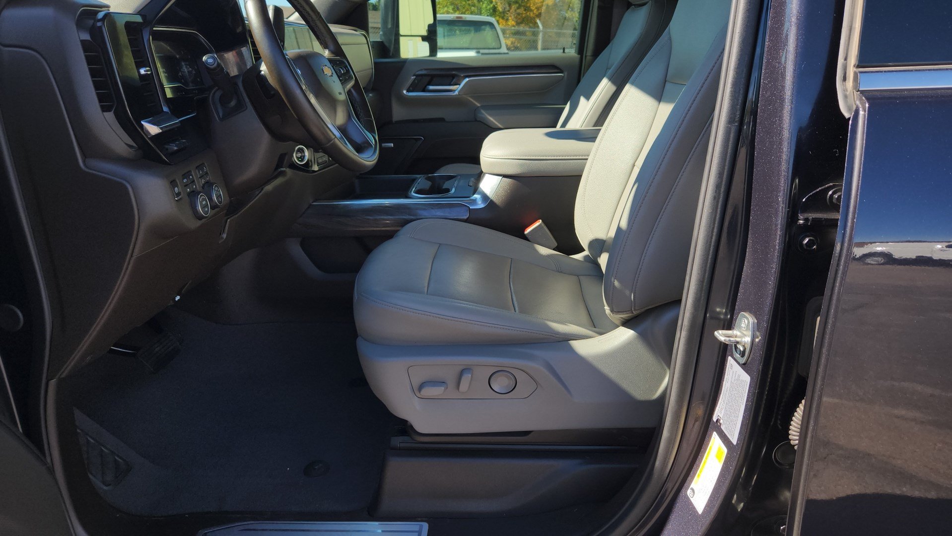 Used 2024 Chevrolet Silverado 2500 LTZ w/ LTZ Convenience Package AWD/4WD image 18