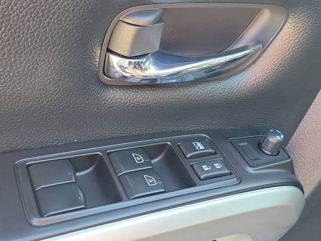 Used 2021 Nissan Titan SV w/ SV Convenience Package image 23