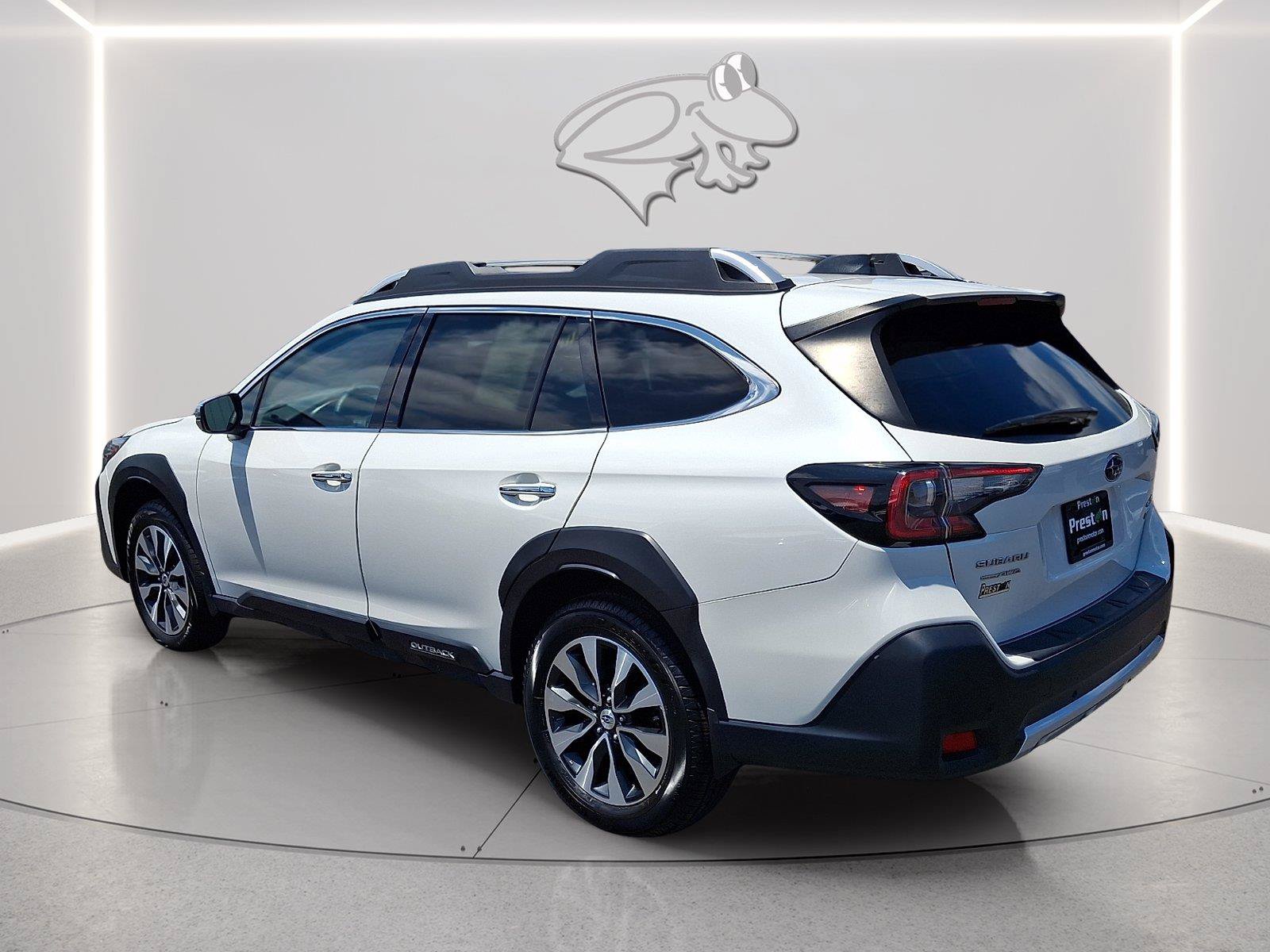 Used 2023 Subaru Outback Touring AWD/4WD image 3