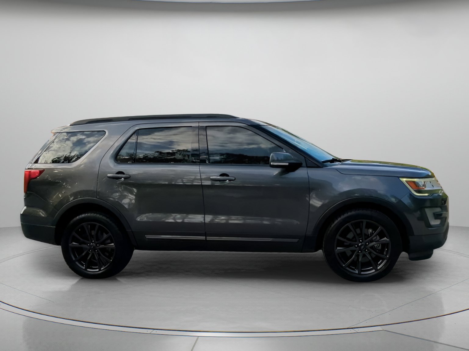 Certified 2017 Ford Explorer XLT w/ Equipment Group 202A FWD image 33