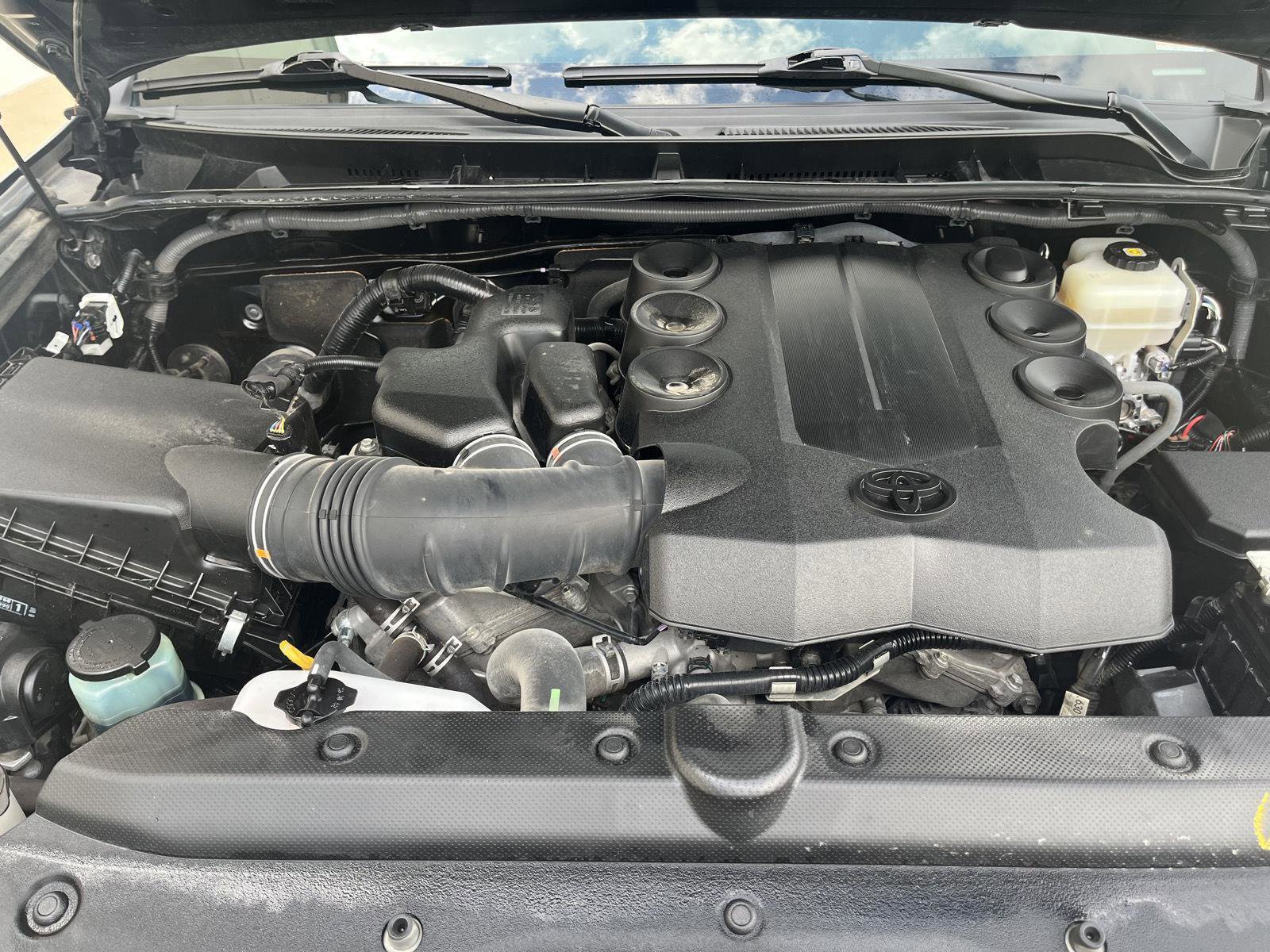 Used 2018 Toyota 4Runner SR5 AWD/4WD image 31