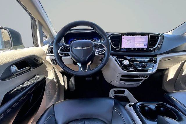 Used 2023 Chrysler Pacifica Touring-L FWD image 5
