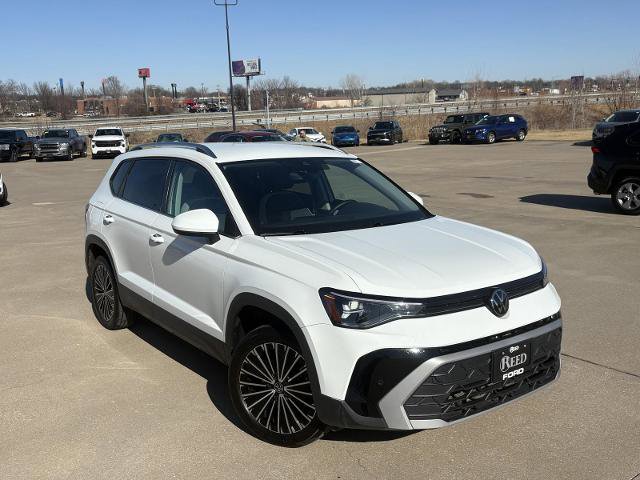 Used 2025 Volkswagen Taos SE image 2