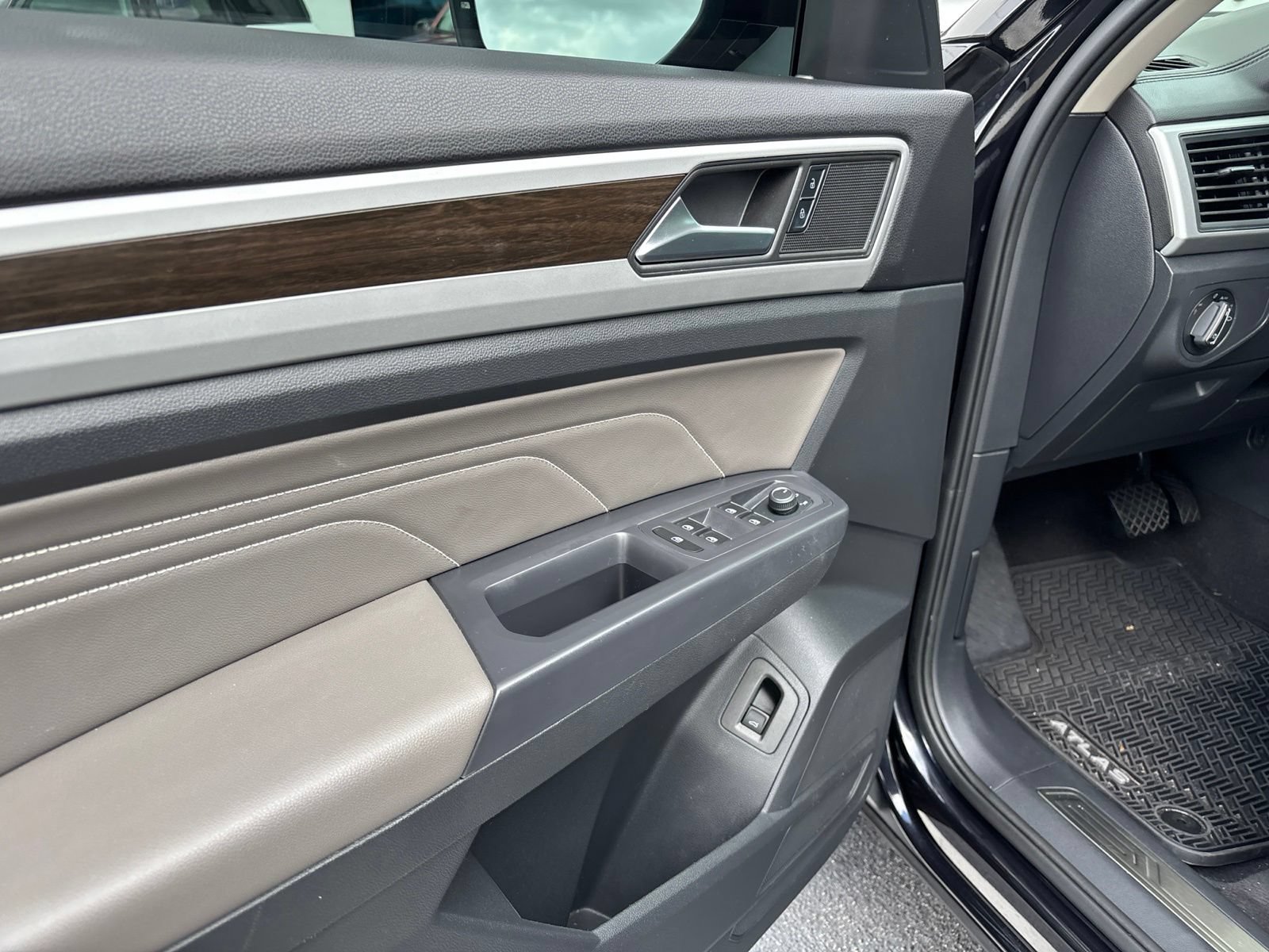 Used 2021 Volkswagen Atlas SE FWD image 6