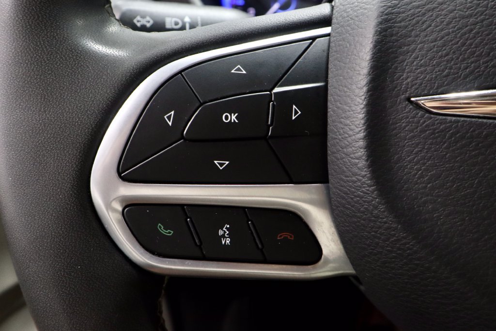 Used 2023 Chrysler Pacifica Touring-L FWD image 28