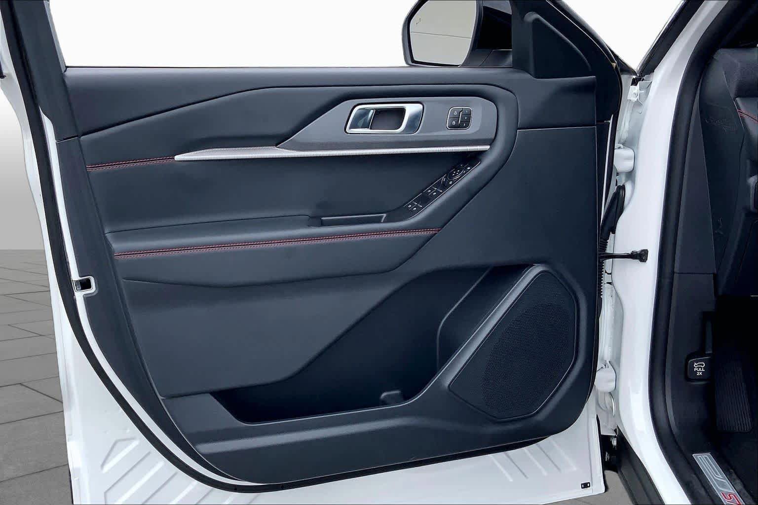 Certified 2025 Ford Explorer ST-Line w/ Premium Package RWD image 21