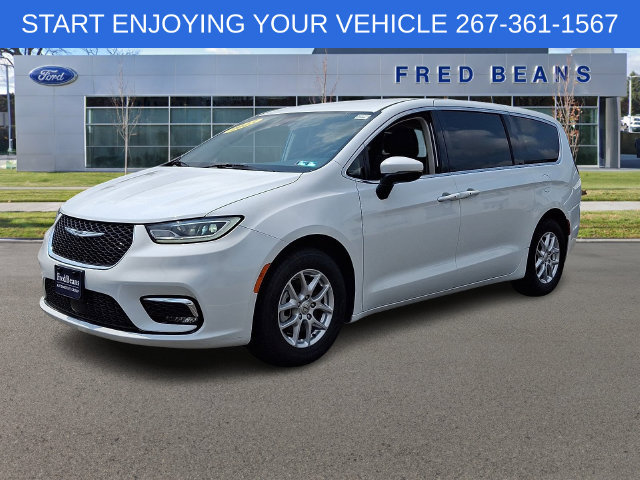 Used 2023 Chrysler Pacifica Touring-L FWD image 4