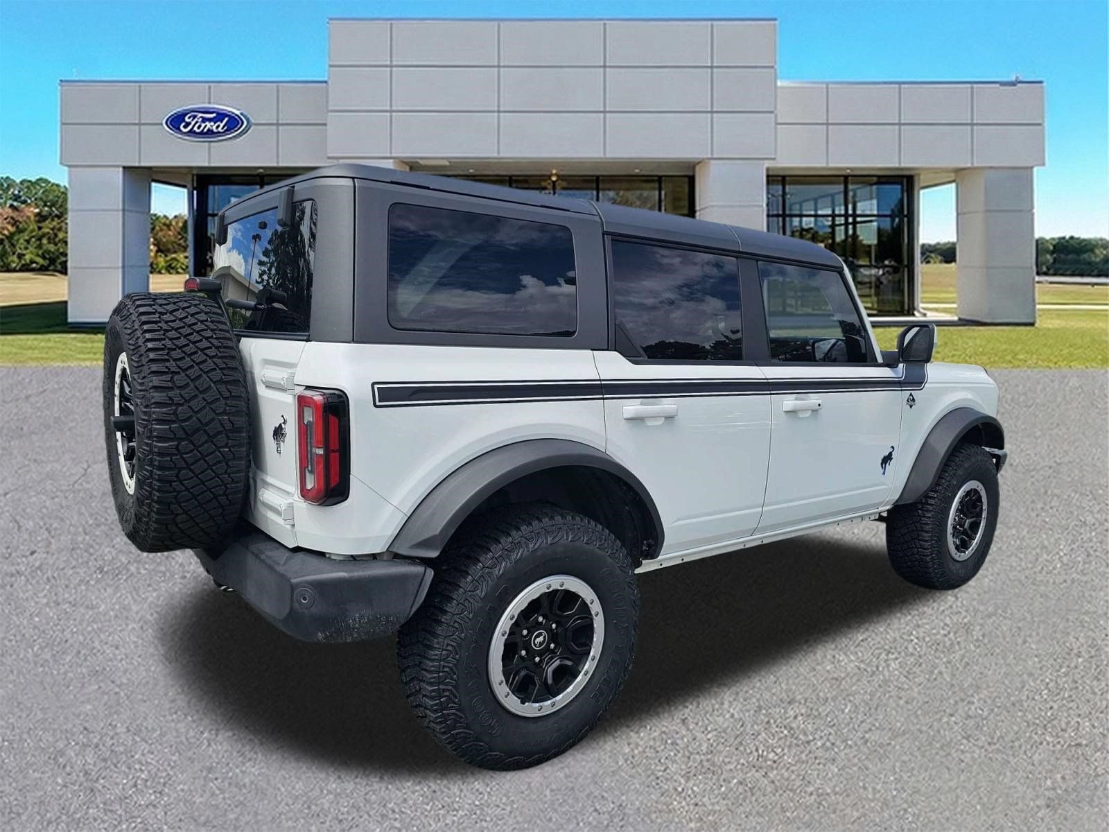 Certified 2022 Ford Bronco Outer Banks w/ Sasquatch Package AWD/4WD image 4